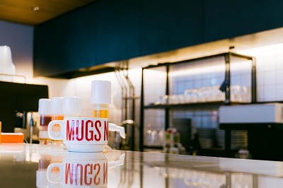 【画像】日本人さん、940ml400円のコーヒーを買うために1時間並んでしまう・・・・・