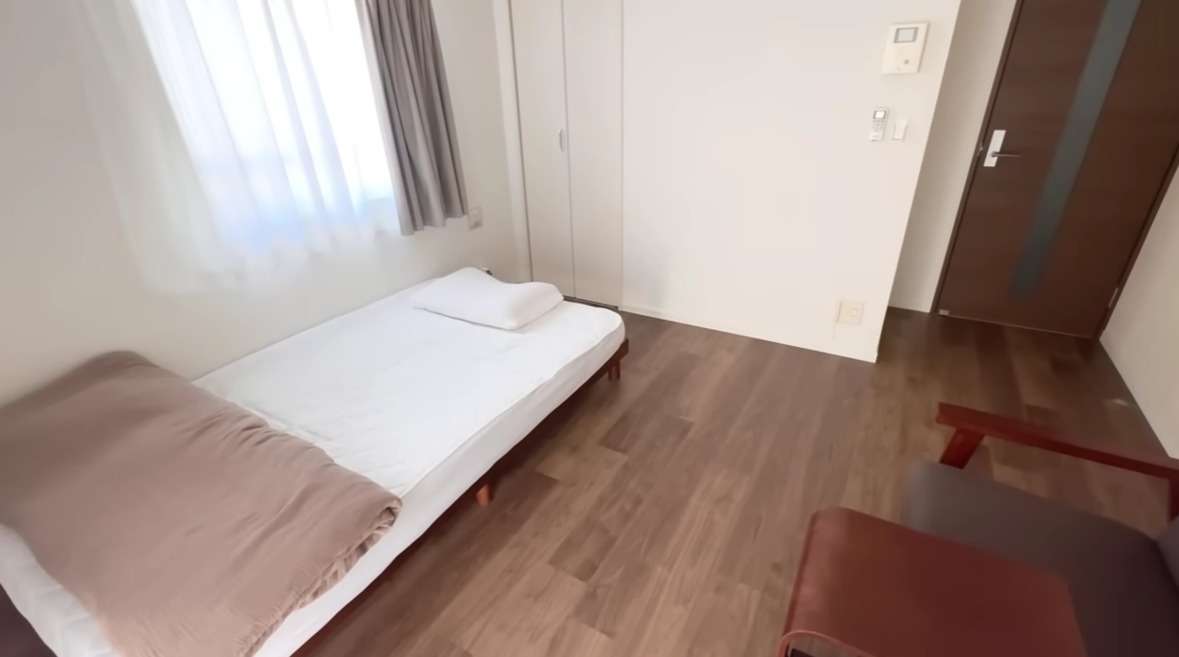 家賃＋月6万円で暮らす31歳派遣OLの、超絶シンプルなお部屋と“買わない生き方”。貯金額にも衝撃！