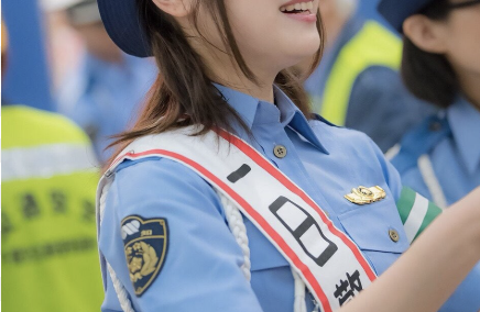 ガチで美人すぎる警官、ニュース番組に映り込んでしまうwww
