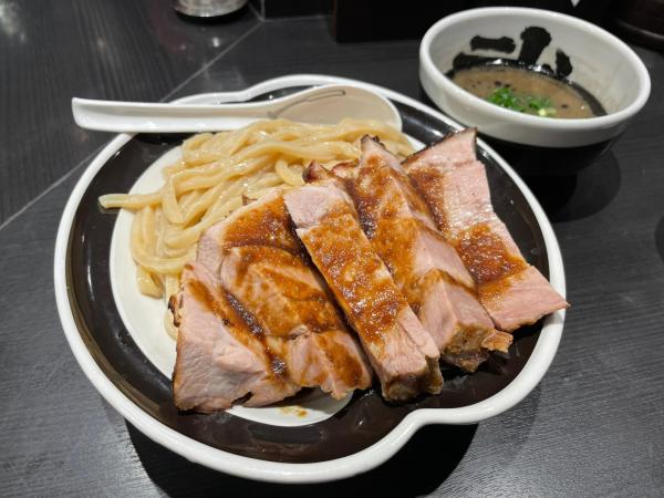 ローストポークつけ麺、1930円　まあ東京だとこのくらいは値段しないとやっていけないよな