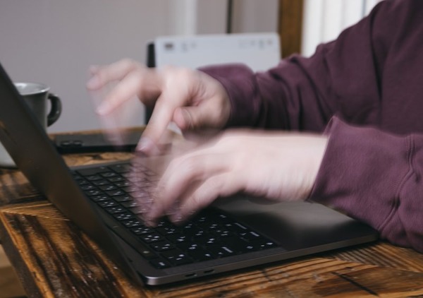 【画像】インフルエンサーさん、加工がバレて終わる･･･⇒！