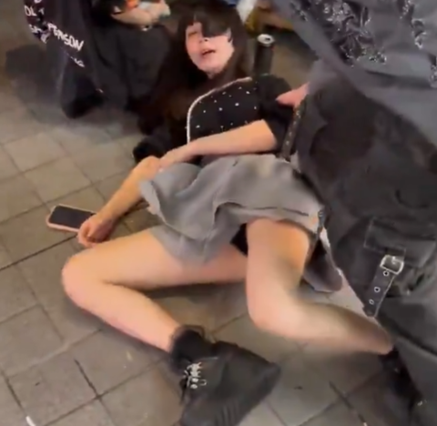 【動画】トー横女子さん、路上でODしてしまう…