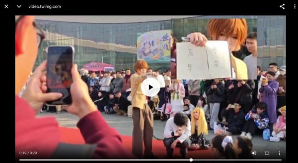 【悲報】「デスノート」夜神月に扮した中国人コスプレイヤー、とんでもない名前をノートに書くwww