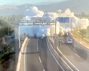 【動画】チリの高速道路で起きたタンクローリー爆発事故が地獄。4人死亡、17人負傷。