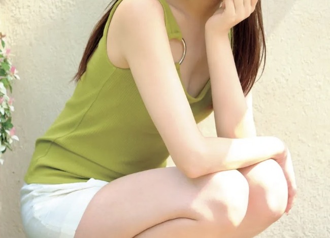 【画像】埼京線、生足めちゃシコJKが激写されてしまうwww