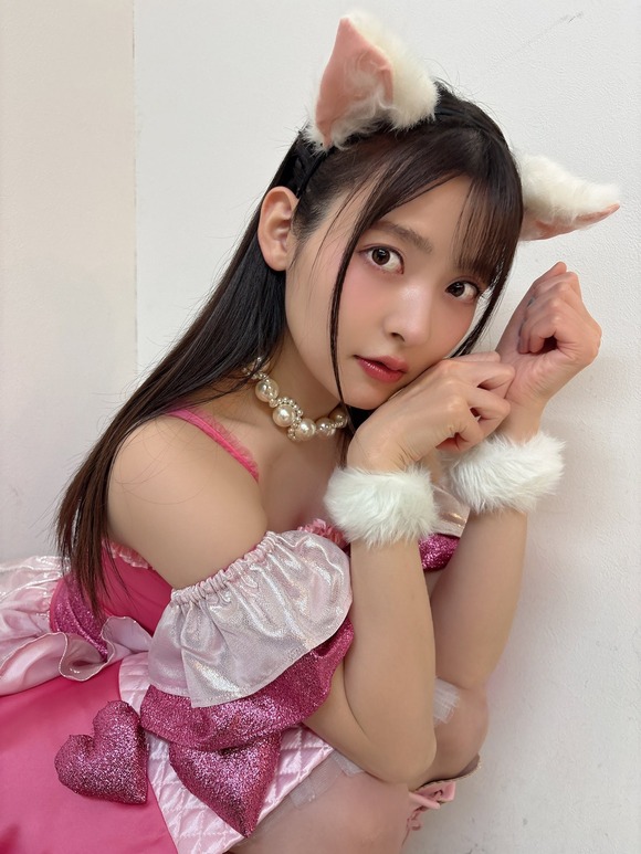 【画像】上坂すみれ(34)さん、猫耳姿で腋を見せつける
