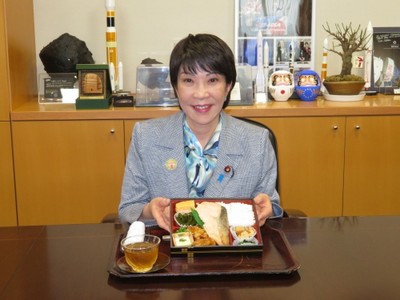 【朗報】高市早苗さん、余りにも会食が嫌いすぎる。総務会長らとの会食着席後12分で帰宅ｗ