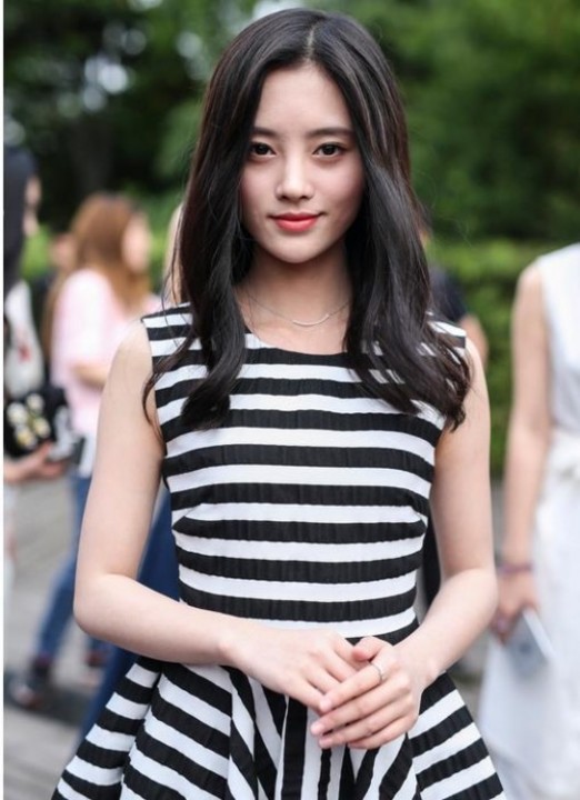 帰り道で美人な新入社員が泣いているのを見つけた。俺「〇〇課の新人だよね？どうした？」新人「…帰れないんです。後をつけられていて…」俺「だれに？」新人「実は…」　→　助けた結果は・・・