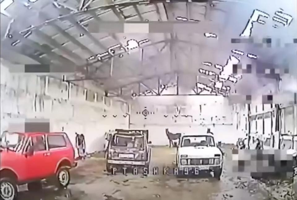 ウクライナのドローン、ロシアの兵器庫へ！馬と古い車が待っていた