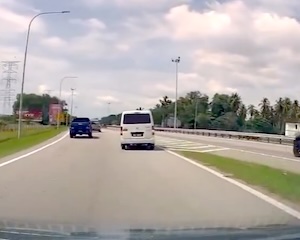 【動画】なんだその動き。高速道路の合流失敗で3台が絡む事故のドラレコ。