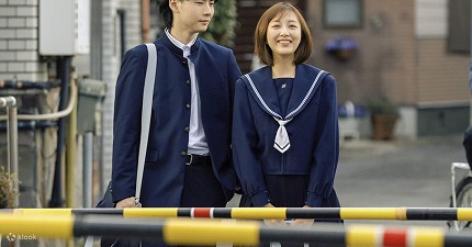 【画像】素っ裸のJK「君のためにわざとバス乗り遅れたんだよ…？」