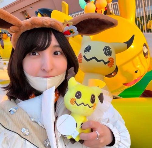 【画像】声優・佐倉綾音さん、推しのミミッキュと写真をとる