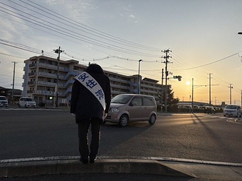 【画像】安住淳、軽自動車にもお辞儀したのに負ける