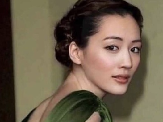 【画像】この綾瀬はるかの横乳、AIを疑うくらいシコい