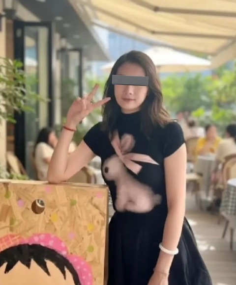 【画像】お胸丸出しの女さん、見つかるwww