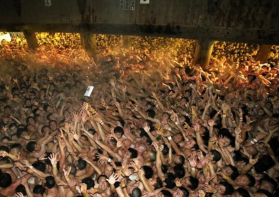 【画像】岡山の裸祭り、宝木争奪戦でガチの放送事故レベルの負傷者が出てしまう…