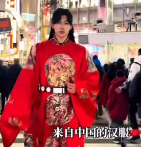 【大阪】訪日中国人「中国から来た。身長2.1mの私が漢服を日本に持ってきた」「世界に中華文化を見せる」