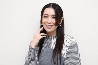 【画像】雛形あきこさん(47)、何をトチ狂ったのかお●ぱいを強調してしまうwww