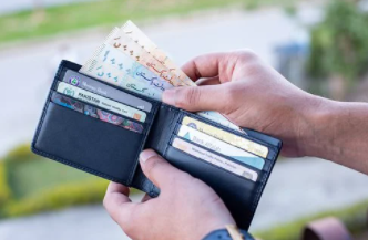 独身俺、800円の弁当買を買おうとしたら。既婚上司「お前らはいいよな～高くて買えねえよ」俺「嫁に財布握られて可哀想ですね～」すると…