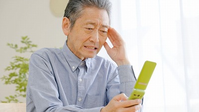 【悲報】72歳のジジイ、病院のアプリ予約導入にブチギレ「俺たちを殺す気か！」→窓口で大暴れした結果・・・・