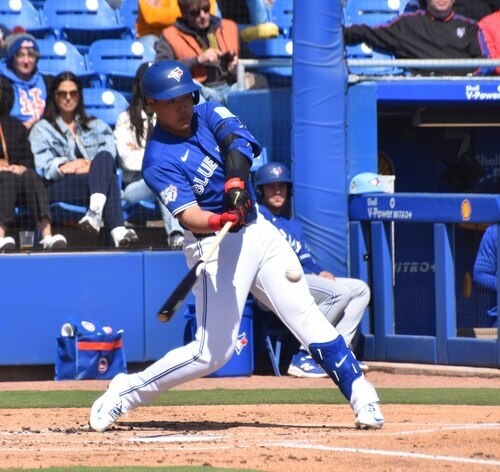 ブルージェイズ・岡本和真、オープン戦初ヒットがホームラン！ WBCアメリカ代表投手からバックスクリーンへ