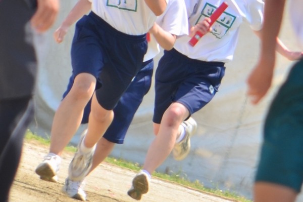 【動画】女子高生陸上競技会、開始9秒で乳〇が見えるハプニング→！！！