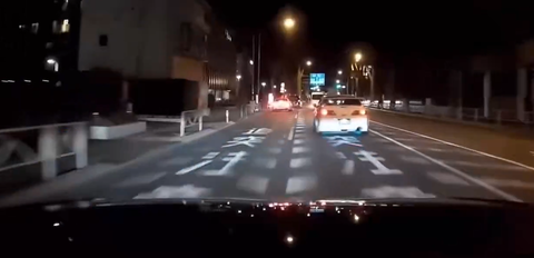 【悲報】国道20号でイキり散らしたホンダ車さん、パトカーの神フレームインで詰む