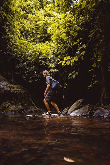 遭難民「沢をくだれば麓に戻れるやん！！」→死亡　正しくは山頂まで登って稜線を下る