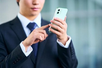 【謎】日本の40〜50代の「スマホ左手持ち」率、異常すぎるwww