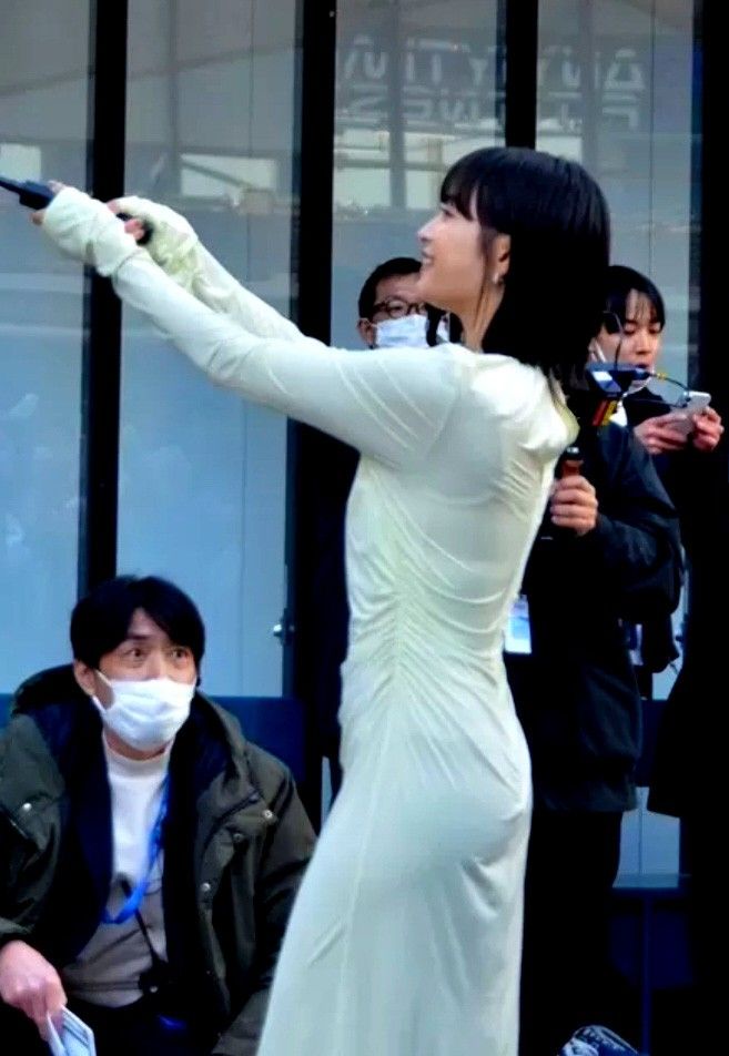 【画像】広瀬すずちゃんのエッチなボディラインがわかるドレスwww