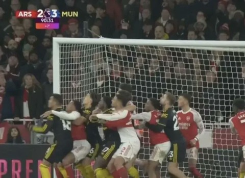 【悲報】サッカーの最新コーナーキック、終わるwww