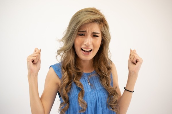 【衝撃】X(Twitter)、メンエス嬢とラウンジ嬢のバトル勃発www