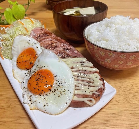 【画像】この朝飯でゴキゲンになれるかどうかがおっさんと若者の境境界線らしい