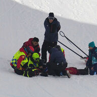 女子スノボハーフパイプ予選で起きたハプニング！担架搬送の瞬間
