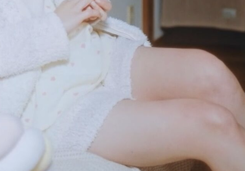 【朗報】日向坂OG、ランジェリーと極上の太ももを開示か