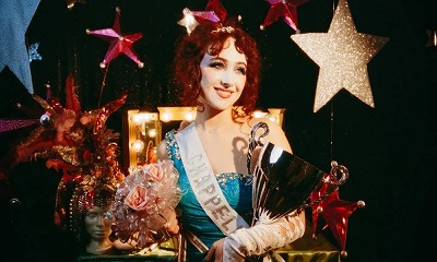 【動画】乳首でドレスを吊っただけの過激ドレス女さんがこちらｗｗｗ