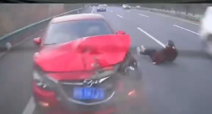 【無敵か】中国の高速道路に突然飛び出す人あらわる→車と衝突も無事