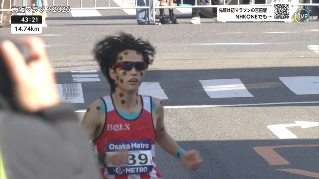 【画像】大阪マラソン、先頭のやつが身体にシール貼りすぎて若干放送事故