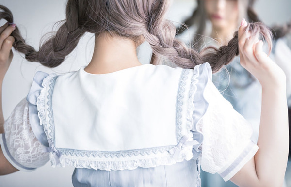 【画像】女さん「髪染めてもらった♪」ﾊﾟｼｬ⇠『胸』にしか目がいかないwww