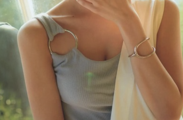 【画像】「まん肉」が肉厚すぎておパンツからはみ出た女さんwww