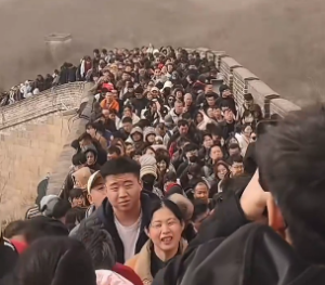 【地獄絵図】中国・万里の長城が大混雑　黄砂の中で攻城戦やってんのかｗｗｗ