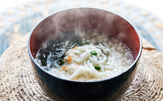 Uberでうどんを頼んだら隣の部屋の前に置かれてた。私（仕方ないな、持ち帰ろう）→ するとその後、家を出たら新しいうどんが置かれていて・・・