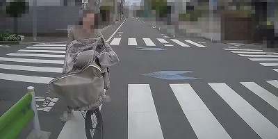 【動画】チャリで爆走中の女さん、歩道の「オッサン」に跳ね返されて自滅してしまう・・・・