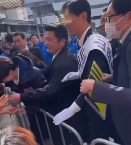 【現場映像】高市首相の握手対応が想像以上に過酷だった件　体が持ち上がるほど引っ張られる場面も