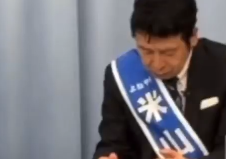 【悲報】米山隆一さん、スマホが気になって仕方ない模様www