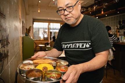 【悲報】カレー屋さん、ポスターに生成AIを使うもやっぱりむちゃくちゃ