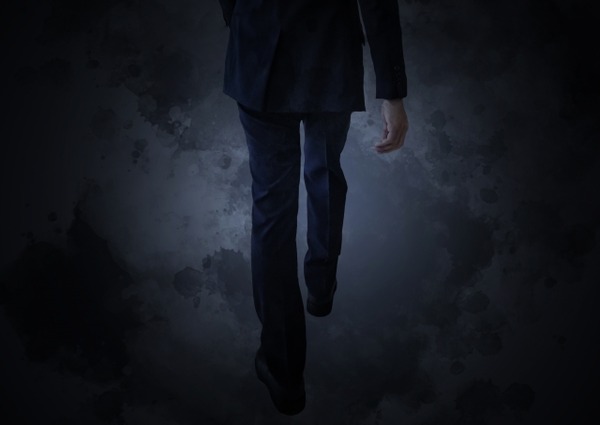 後輩「LINEですいません…背中に違和感あって休みます。」ワイ「そうか (背中に違和感てwww)」⇒！