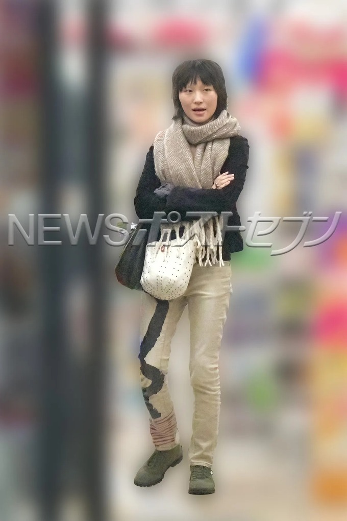 【悲報】新しい学校のリーダーズの眼鏡美人、プライベートのスッピンを激写されてしまう