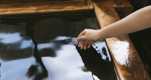 【動画】彼女と温泉旅行に行くと取り始める求愛行動www