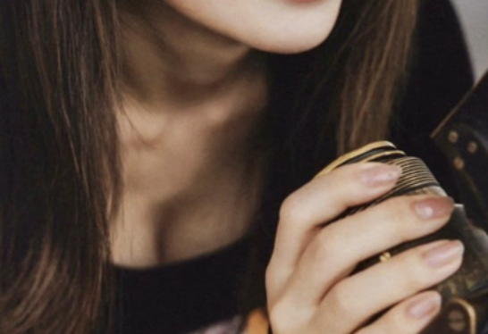 【画像】ババア先輩(34)『進捗どう？(谷間ﾁﾗｯ)}